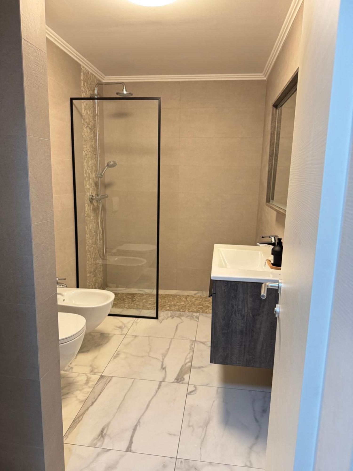 Free Parking Skanderbeg Square - Spacious Central Apartment Tirana Buitenkant foto